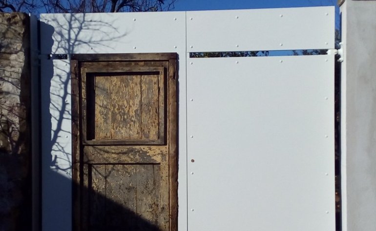 Cancello in ferro con elementi di recupero in legno 