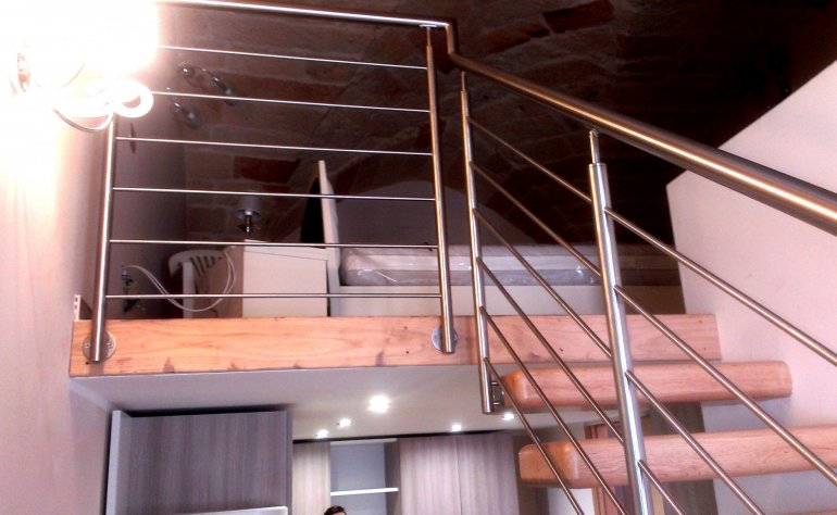 Scala interna in legno, acciaio e ferro