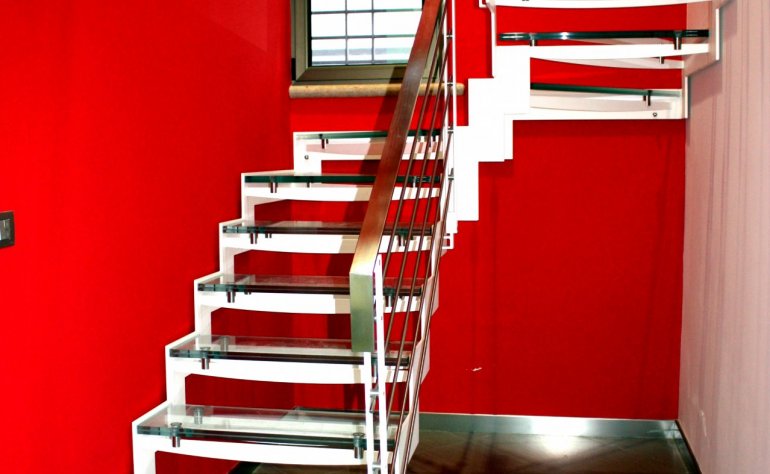 Scala interna con costole in ferro e gradini in vetro
